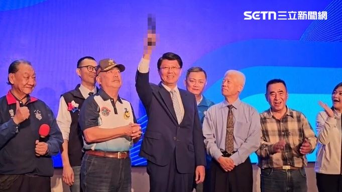 季麟連現場組裝手槍，還邀請謝龍介「來開一槍」。（圖／翻攝畫面)打馬版