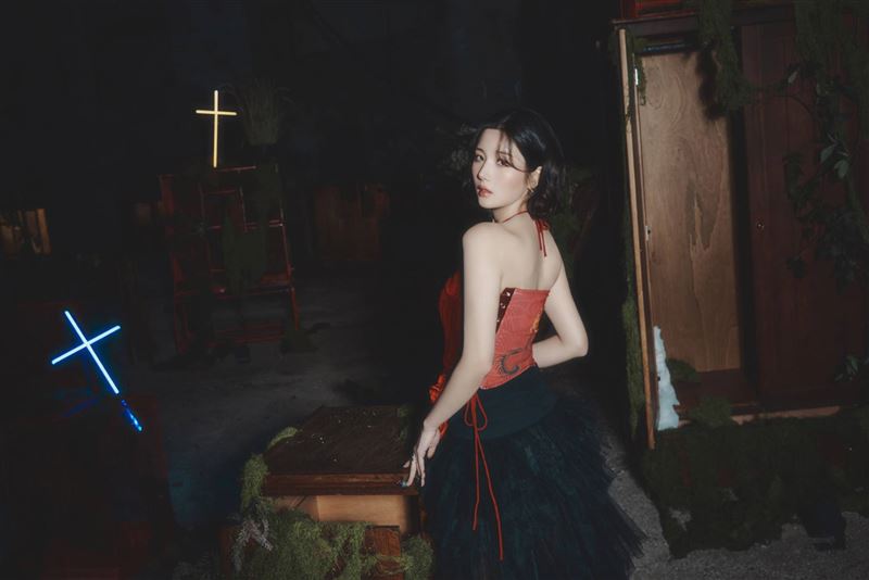 權恩妃KWON EUNBI透露特別準備紅色造型，希望粉絲能感受到濃濃的跨年期待感。（圖／年代提供）