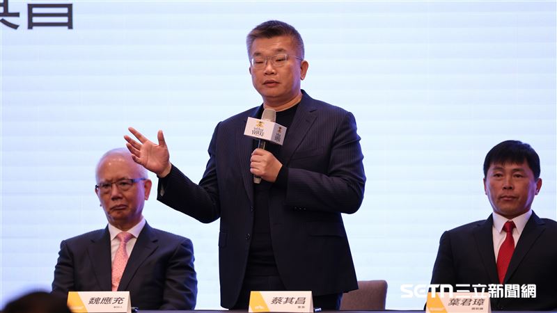 徐若熙加盟日職福岡軟銀鷹記者會，中職會長蔡其昌分享經典賽資格賽徐若熙的小故事。（圖／記者劉彥池攝影）