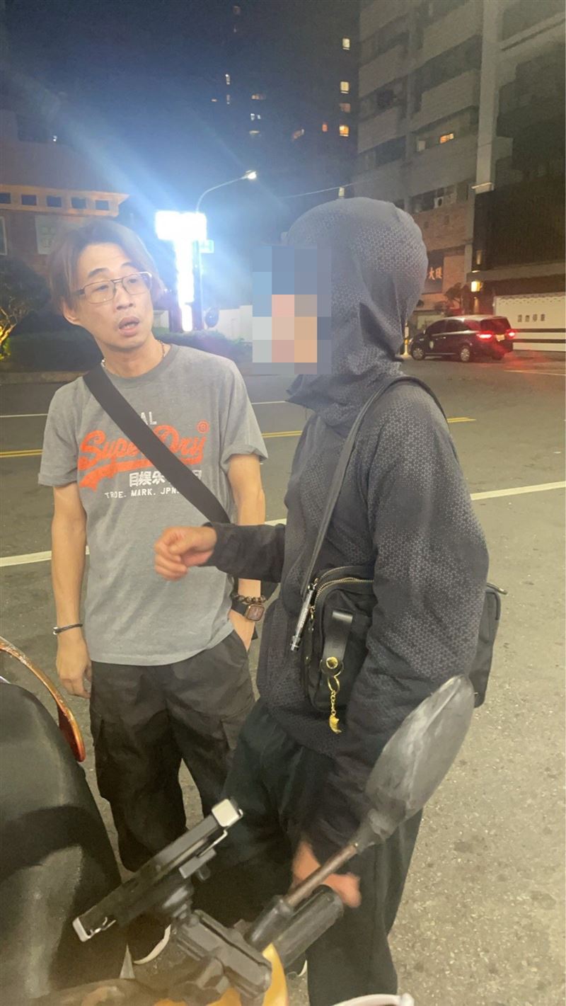 警方在獲報後不久，就在苓雅區的一間超商前查獲顏男。（圖／翻攝畫面）