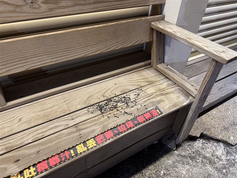 木椅上有焚燒過的痕跡。（圖／翻攝畫面）