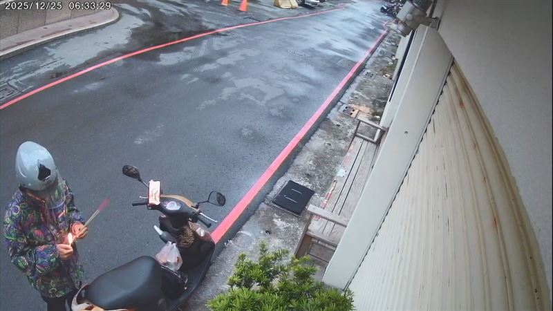 顏姓男子動作詭異，點燃線香後祭拜羅漢松盆栽。（圖／翻攝畫面）