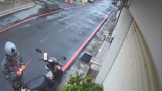 超毛！點香拜盆栽還倒膠水　商家怕爆