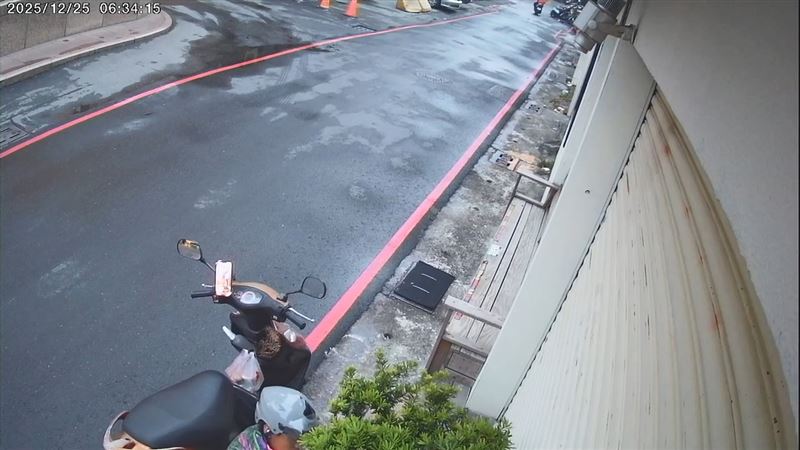 顏男蹲下對著盆栽祭拜。（圖／翻攝畫面）