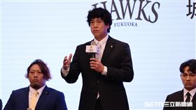 徐若熙加盟日職福岡軟銀鷹記者會，軟銀CBO城島健司致詞。（圖／記者劉彥池攝影）