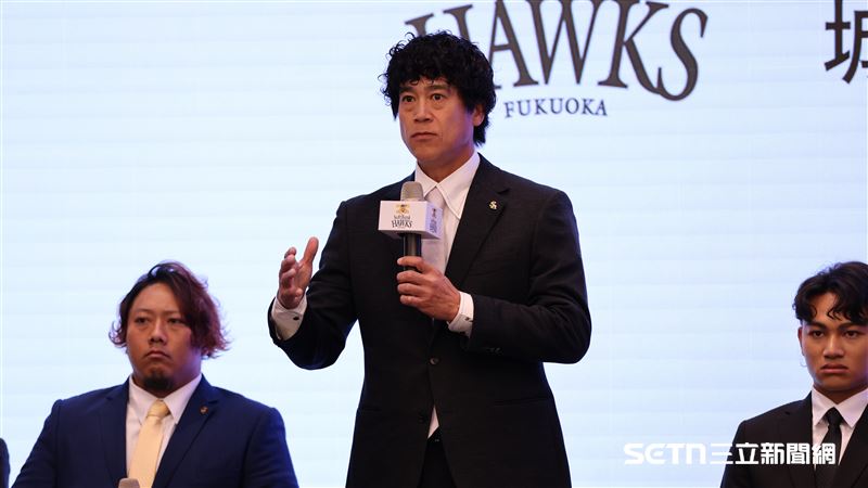 徐若熙加盟日職福岡軟銀鷹記者會，軟銀CBO城島健司致詞。（圖／記者劉彥池攝影）