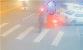 花蓮縣吉安鄉昨天（25日）發生一起隨機攻擊事件，一名劉姓男子（45歲）持強力手電筒在路上亂照，潘姓外送員停車質疑劉男行為，卻遭對方揮拳攻擊臉部受傷，警方獲報到場處理，將劉男依現行犯逮捕法辦。