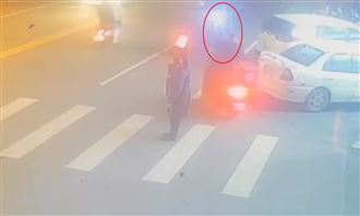 男持強力手電筒路上亂照　揮拳毆打外送員