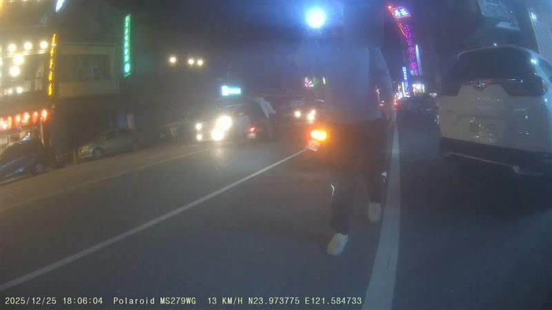 劉姓男子持強力手電筒在路上對人亂照。（圖／翻攝畫面）