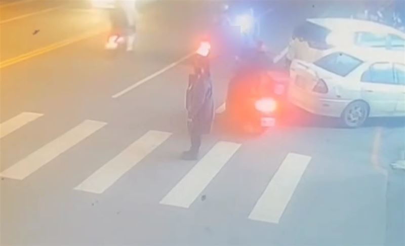 劉姓男子持強力手電筒在路上亂照，潘姓外送員質疑其行為，卻遭對方揮拳攻擊。（圖／翻攝畫面）