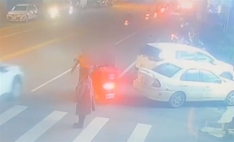 花蓮縣吉安鄉昨天（25日）發生一起隨機攻擊事件，一名劉姓男子（45歲）持強力手電筒在路上亂照，潘姓外送員停車質疑劉男行為，卻遭對方揮拳攻擊臉部受傷，警方獲報到場處理，將劉男依現行犯逮捕法辦