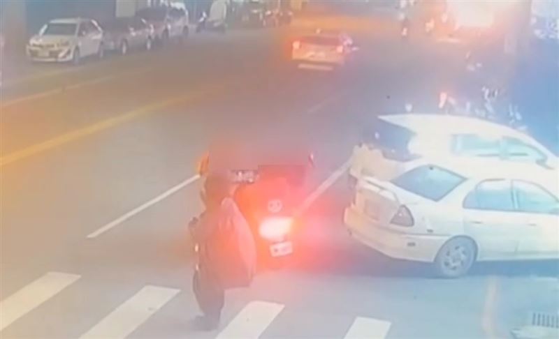 花蓮縣吉安鄉昨天（25日）發生一起隨機攻擊事件，一名劉姓男子（45歲）持強力手電筒在路上亂照，潘姓外送員停車質疑劉男行為，卻遭對方揮拳攻擊臉部受傷，警方獲報到場處理，將劉男依現行犯逮捕法辦