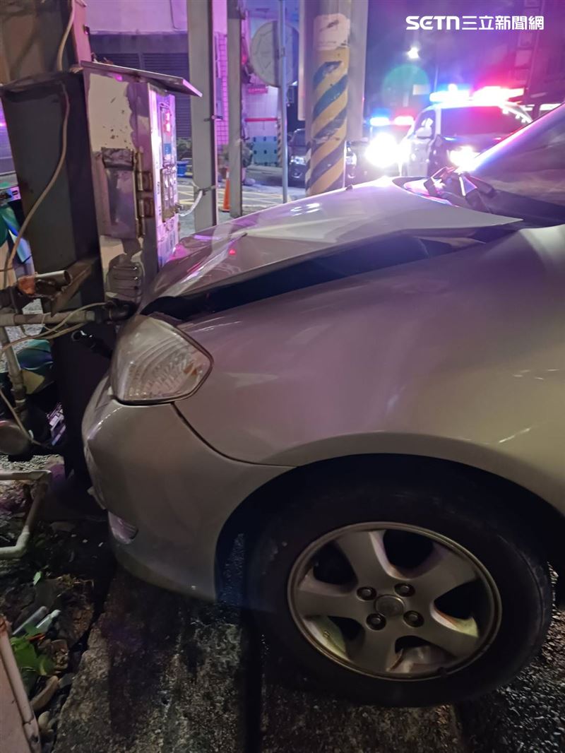 62歲男子深夜駕車自撞山泉水投幣機，當場無生命跡象。（圖／翻攝畫面）