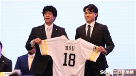 徐若熙加盟日職福岡軟銀鷹記者會，正式披上18號球衣。（圖／記者劉彥池攝影）