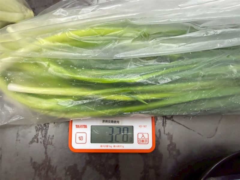 三軍總醫院營養部抽驗到的「青蔥」，檢出二種農藥「滅芬諾」、「賽氟滅」違規。（圖／北市衛生局提供）