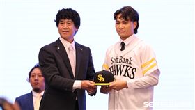 徐若熙加盟日職福岡軟銀鷹記者會，CBO城島健司、徐若熙拿球帽合影。（圖／記者劉彥池攝影）