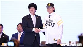 徐若熙加盟日職福岡軟銀鷹記者會，CBO城島健司、徐若熙合影。（圖／記者劉彥池攝影）