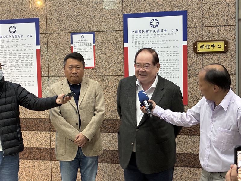 李乾龍與李哲華共同張貼第22屆第1任中央常務委員選舉公告。（圖／國民黨提供）