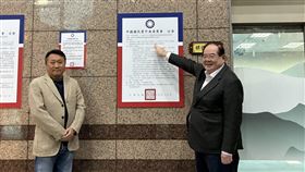 李乾龍與李哲華共同張貼第22屆第1任中央常務委員選舉公告。（圖／國民黨提供） 