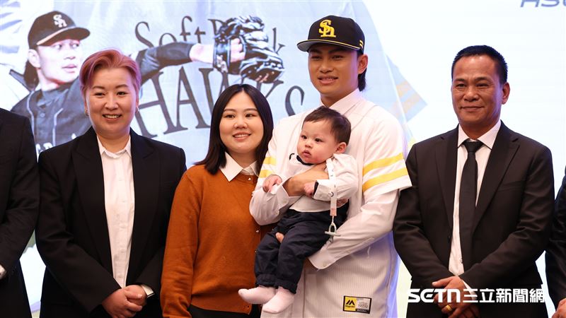 徐若熙加盟日職軟銀鷹記者會，徐若熙和家人合影。（圖／記者劉彥池攝影）