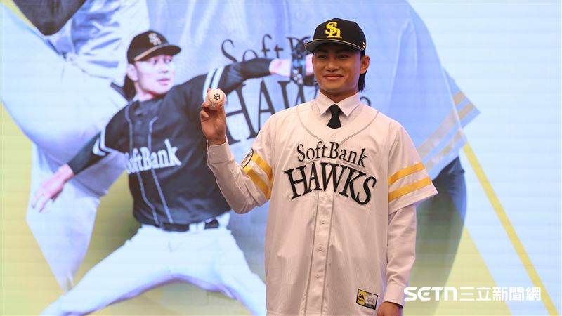 徐若熙加盟日職軟銀鷹記者會，徐若熙穿軟銀球衣獨照。（圖／記者劉彥池攝影）