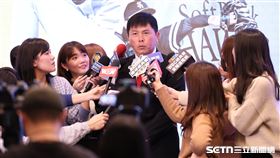 徐若熙加盟日職軟銀鷹記者會，味全龍總教練葉君璋接受媒體聯訪。（圖／記者劉彥池攝影）