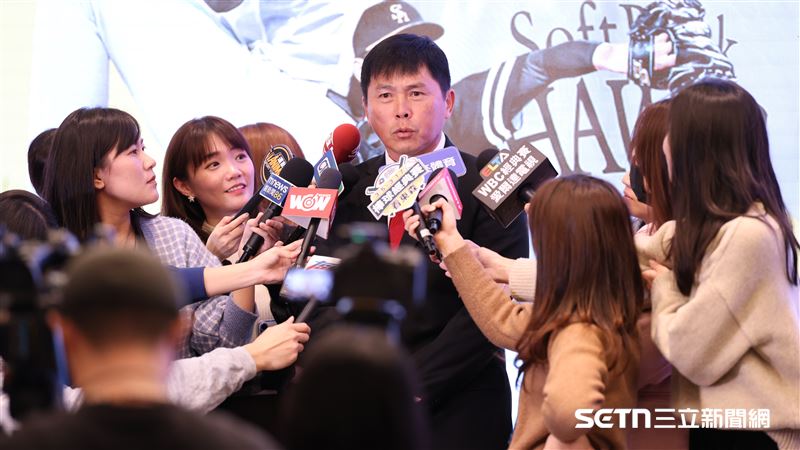 徐若熙加盟日職軟銀鷹記者會,味全龍總教練葉君璋接受媒體聯訪。(圖/記者劉彥池攝影)