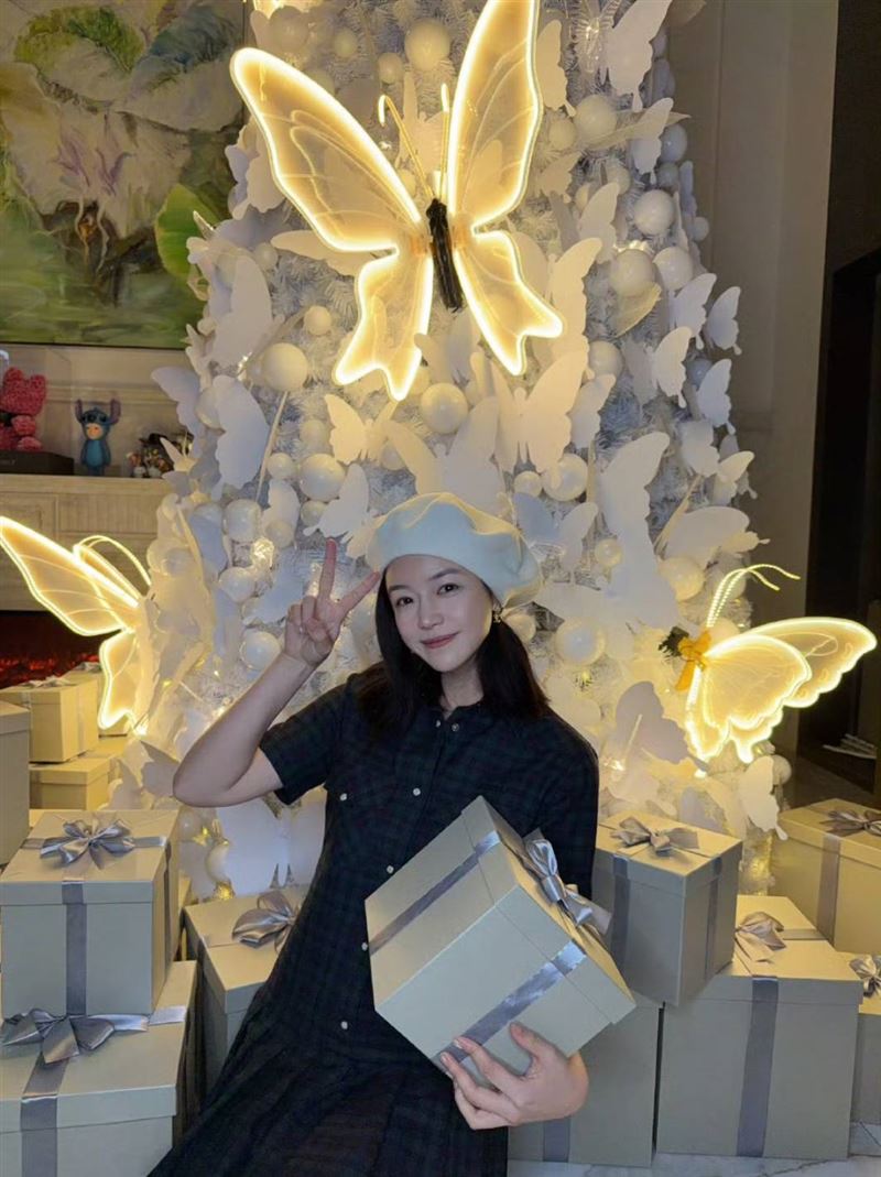 陳妍希聖誕節分享美照。（圖／翻攝自微博）