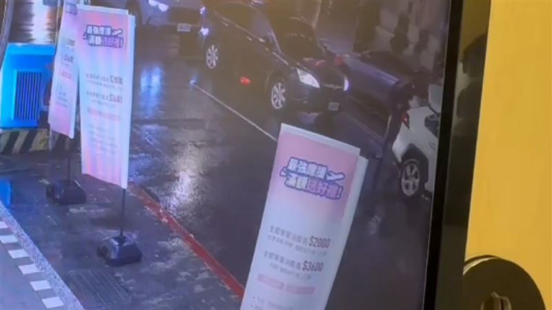 曾姓男子持鋁製球棒猛敲對方車輛照後鏡。（圖／翻攝畫面）