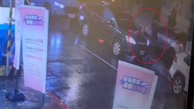 曾姓男子（30歲）開車行經中正路時，不滿同向一輛自小客車硬切、逼迫他讓道，憤而持鋁製球棒猛敲對方車輛照後鏡