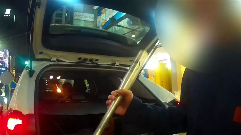 曾姓男子把鋁製球棒交給警方。（圖／翻攝畫面）