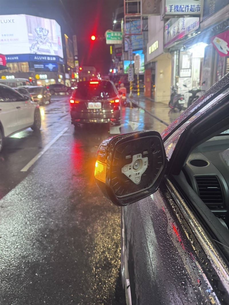王男車輛的照後鏡遭砸毀。（圖／翻攝畫面）