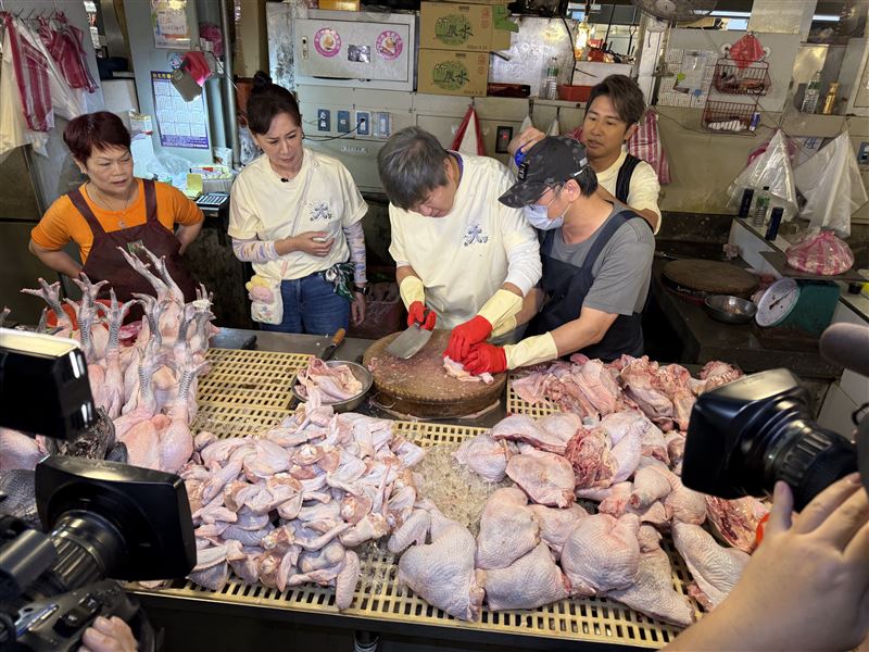 胡瓜破天荒獻出人生首次的「雞腿去骨初體驗」。（圖／華視提供）