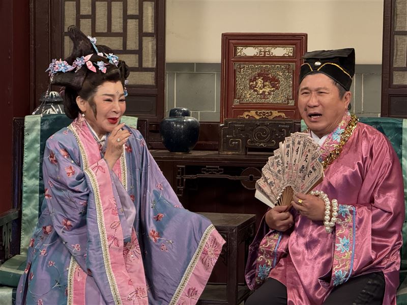 「台灣濱崎步」王彩樺(左)劇中飾演視財如命的惡毒妻子，見「財氣十足」的胡瓜(右)便瞬間動心。（圖／華視提供）