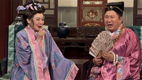 「台灣濱崎步」王彩樺(左)劇中飾演視財如命的惡毒妻子，見「財氣十足」的胡瓜(右)便瞬間動心。（圖／華視提供）