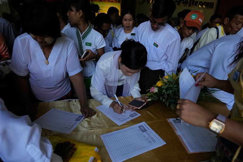 本次參選的政黨多被認為與軍方關係密切，因此也引發選舉正當性的質疑。（圖／美聯社／達志影像）