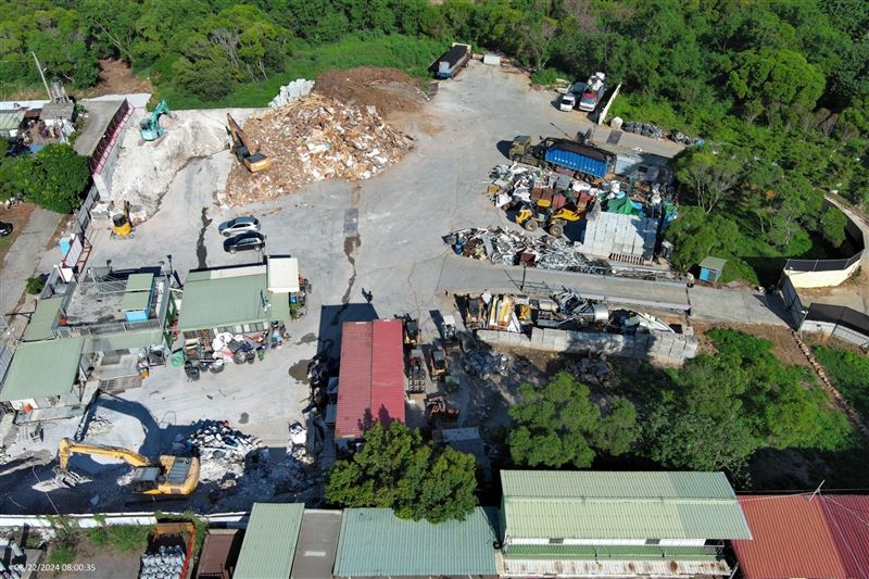 周姓男子在沙鹿區承租土地，對外聲稱是停車場，實際卻非法收受廢棄物。(圖／台中地檢署提供)