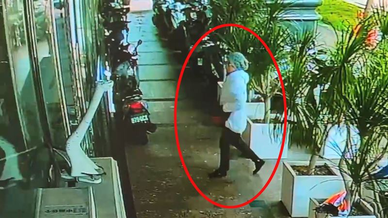 女子走進壽險公司內部被拍下。（圖／翻攝畫面）