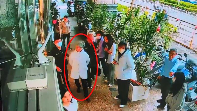 新／理賠談不攏？高雄女亮刀嚇壞眾人