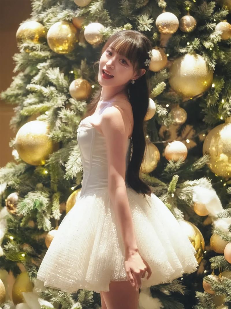 邊荷律聖誕節慶曬出絕美白色洋裝。（圖／翻攝自IG @yuling34）