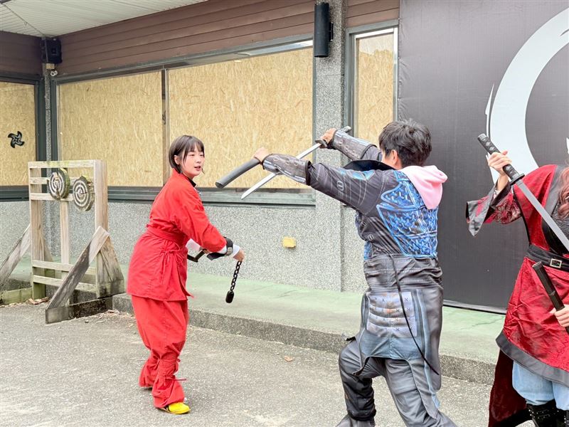 籃籃跟阿翔對打。（圖／民視提供）