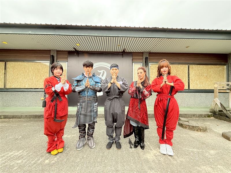 左起籃籃、阿翔、忍者老師Ken、楊繡惠、廖小映。（圖／民視提供）