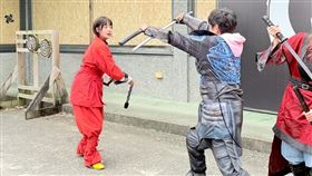 籃籃跟阿翔對打。（圖／民視提供）