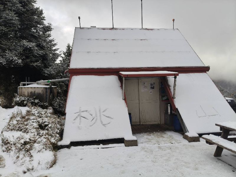 雪霸國家公園管理處指出，26日清晨雪山山脈地區降下白雪，積雪厚度達約4公分，有登山協作團體成員在武陵四秀桃山山屋拍下銀白雪景。（布農卡里布灣企業社黃培軒提供）
