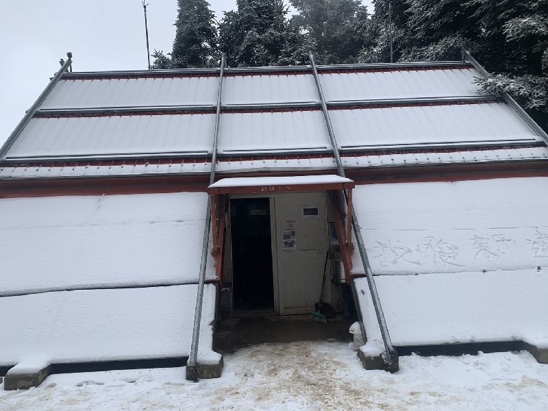 雪霸國家公園管理處指出，26日清晨雪山山脈地區降下白雪，有登山協作團體成員在武陵四秀的新達山屋拍下銀白雪景，當時氣溫約攝氏2度。（卡里布灣企業社白玉清提供）