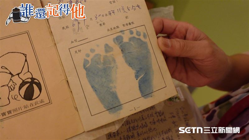 陳敏香連御慈剛出生時的小腳印都收得好好的，看著那張出生證明，她忍不住紅了眼眶。她悲憤地說，每個孩子都是父母的心頭肉，被家人疼命命長大，那些酒駕的人怎麼能這麼自私，只為了自己貪杯後又不守法，就隨隨便便毀掉人家辛苦養大的寶貝？這對做家長的人來說，真的是最不甘心的痛。（圖／記者張雅筑攝）