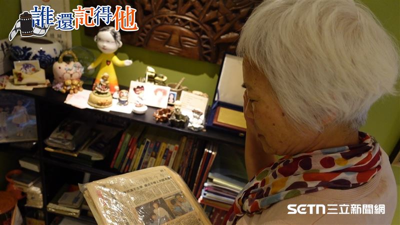 愛女遇害後，媽媽陳敏香悲慟到黑髮一夜變白。家裡至今仍留著御慈的專屬位置，照片和作品都收得好好的，每當撐不下去時，她就來這裡看看女兒，彷彿御慈從沒離開過，依然是那個優秀又體貼的孩子。（圖／記者張雅筑攝）