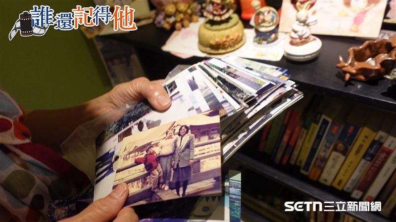撫摸著女兒成長的照片，陳敏香細數御慈生前的點滴。即便為了照顧孫女，平時主要和兒媳同住，但她仍堅持守著瑞芳老家，因為這裡裝滿了一家人的幸福回憶。對她而言，這不只是一間房子，更是女兒從小長大的避風港。她堅定地說：「不論過幾年，這個家都不會賣」，要在這個充滿愛的地方，永遠為女兒留一個位置。（圖／記者張雅筑攝）