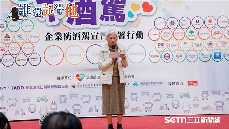 女兒曾御慈醫師遭酒駕奪命後，陳敏香忍慟投身酒駕防治，這12年來，她將對女兒的思念化作推動法治的動力，積極走入校園與社會宣導。她以白髮母親的身分奔走，就是不希望再有下一個家庭，被迫搬進那座令人窒息的「心牢」。（圖／翻攝自酒駕防治協會臉書）