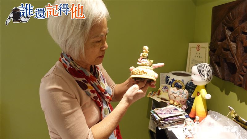 在瑞芳老家，陳敏香為愛女保留了一角專屬空間，櫥櫃裡整齊擺放著御慈的照片與獎狀。她輕輕轉動女兒當年送的音樂盒，熟悉的旋律在寂靜的屋內響起，彷彿女兒從未遠去。陳敏香說，這裡鎖著御慈最優秀、最燦爛的時光，雖然人不在了，但透過這些遺物與樂聲，她依然能在每個想念的時刻，與那個溫柔的天才女兒再次相遇。（圖／記者張雅筑攝）